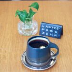 현대인의 숙면, 디지털 디톡스와 아침 루틴이 좌우한다 A mug of coffee with a plant and sign