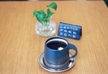 현대인의 숙면, 디지털 디톡스와 아침 루틴이 좌우한다 A mug of coffee with a plant and sign