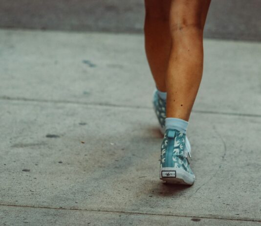 바쁜 일상 속 건강 지키기, ‘마이크로 운동’이 뜬다 Legs and feet walking on a sidewalk